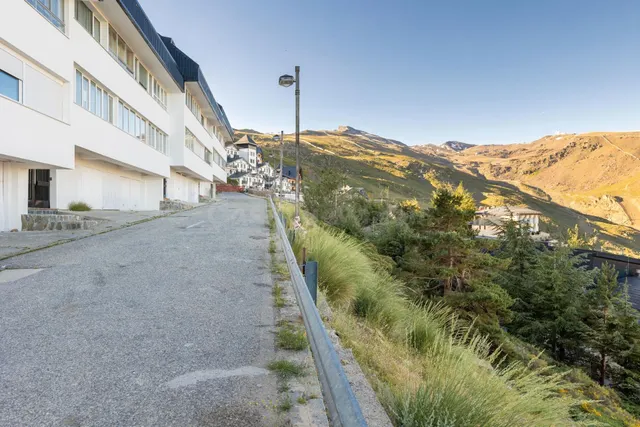 PISO CON COCHERA CERRADA EN EDIFICIO MONTAIRE, CON IMPRESION