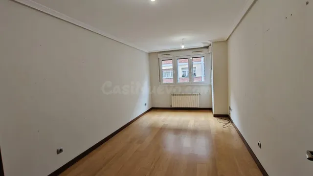 PISO EN ALQUILER EN OVIEDO – 3 habitaciones, GARAJE Y ASCENS - foto 3