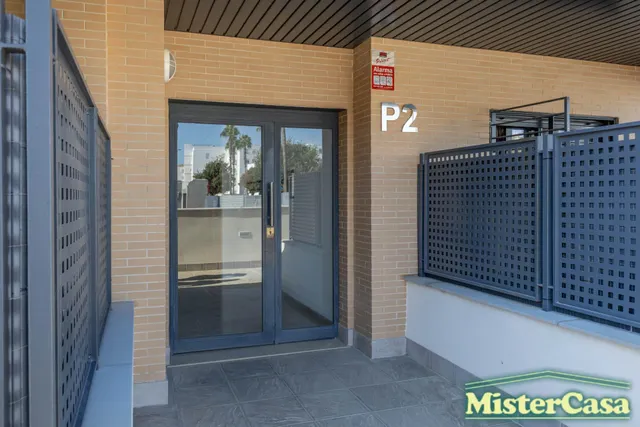 EXCLUSIVA!! Piso 3 dormitorios , 2 baños ,garaje y trastero . Gran patio  y piscina comunitaria . ROTA — 44