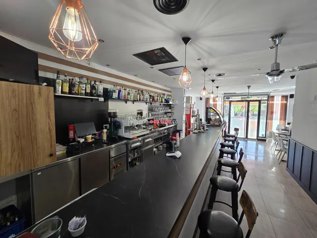 Se traspasa bar — 13