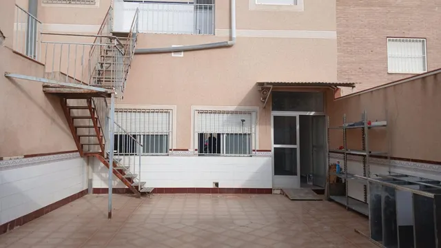 Se vende casa con bajo comercial — 23