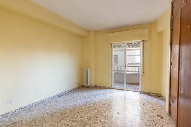 Piso en esquina con terraza y vistas a Plaza Mariana Pineda, Granada — 10