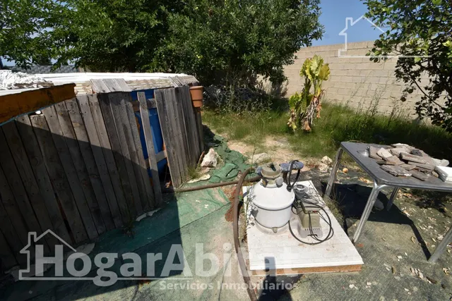 GRAN PARCELA CON VIVIENDA Y AMPLIA TERRAZA — 37
