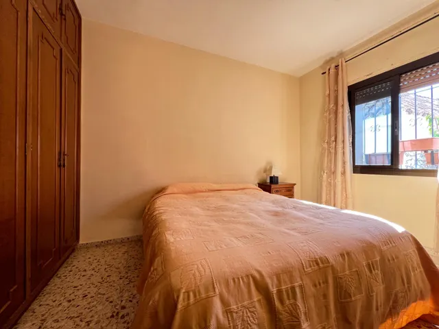 Gran casa con garaje y Local en Plaza Santa Marina — 13