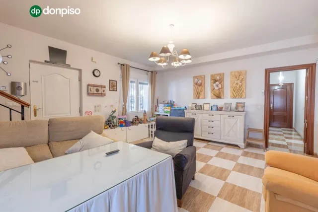 Casa en Armilla con terraza, patio y amplia cochera — 2