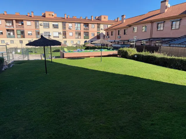 Luminoso piso de 3 dormitorios con piscina, garaje y trastero en el centro de Villanueva del Pardillo — 25