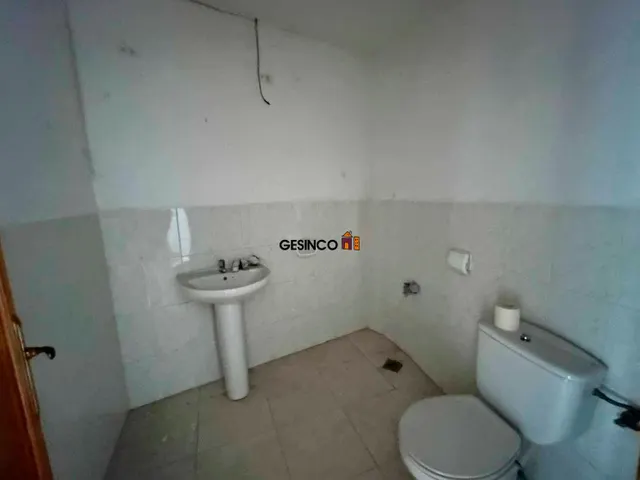 LOCAL COMERCIAL BIEN SITUADO — 9