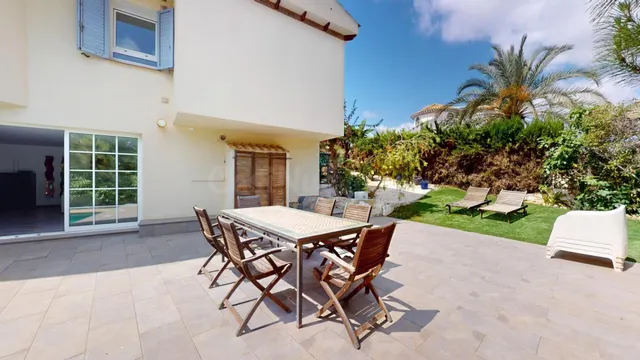 VILLA DE 5 DORMITORIOS Y 3 BAÑOS EN LA ZENIA - foto 4