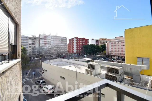MUY AMPLIO CON 4 DORMITORIOS Y TERRAZA EN EL CENTRO — 23