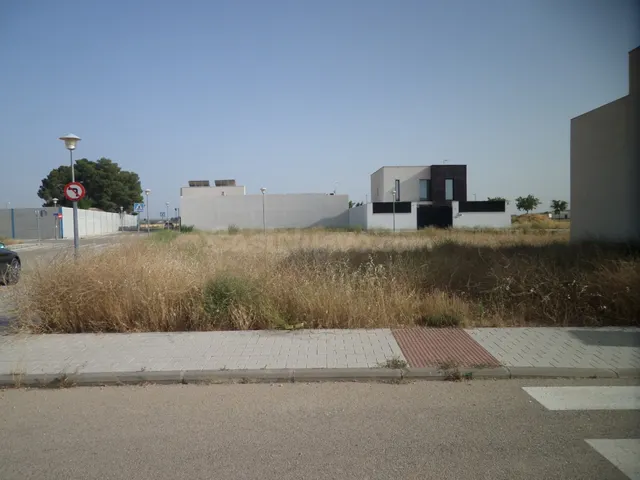 *SOLAR en ESQUINA, con 640m2 junto a la zona de Institutos.  - foto 4