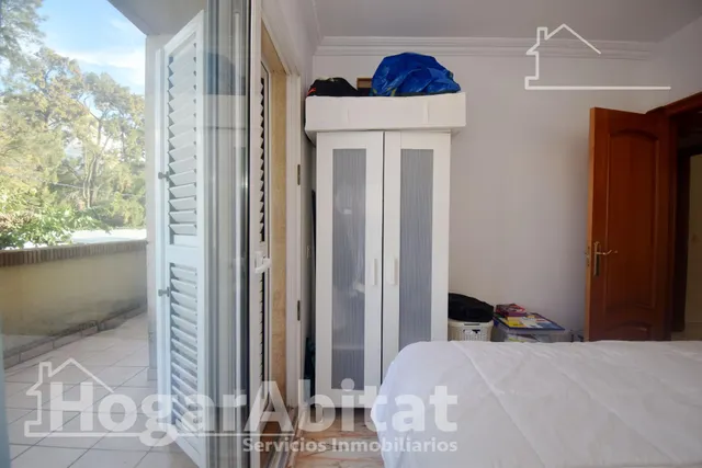 Atractivo chalet amplio con piscina privada, garaje y terraza, todo amueblado y cerca de la playa. — 30