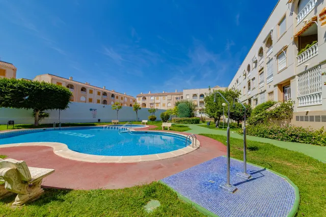 Ático con terraza, garaje y piscina a 250 metros del mar — 38
