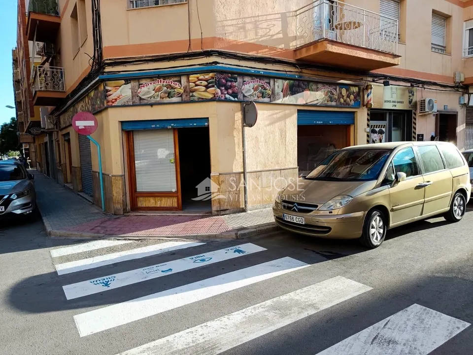 SE VENDE LOCAL COMERCIAL CON POSIBILIDAD DE CAMBIO DE USO