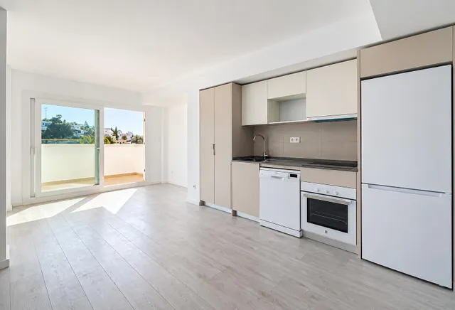 Espectacular piso con vistas al mar en torreblanca, Fuengirola – urbanización con piscinas, spa y gimnasio — 14