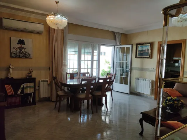 CASA EN UNA PLANTA !! Tres dormitorios, dos baños, patio, cochera. — 2