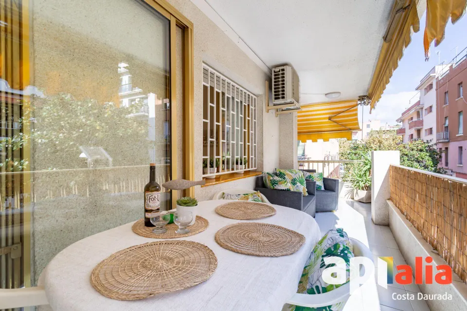 Apartamento en Paseo Miramar con Terraza esquinera y Plaza de Parking.