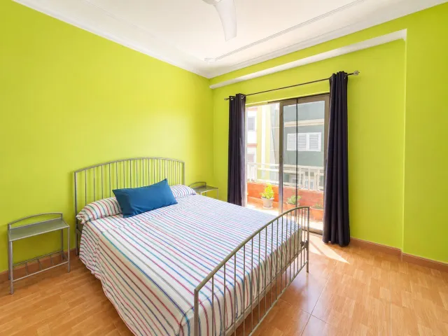 Vivienda de cuatro dormitorios con balcón en Arucas - Santidad — 9