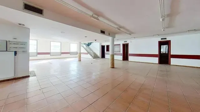 LOCAL EN VENTA EN EL PRAT DE LLOBREGAT (Barcelona). — 32