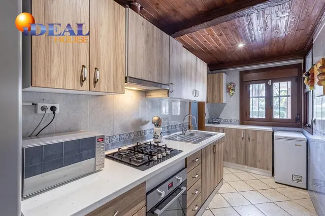Chalet independiente con pozo propio y placas solares — 9