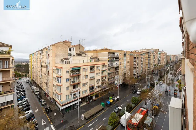 Camino de Ronda. Piso en planta alta con 5 dormitorios, garaje y trastero, calefacción central. — 30