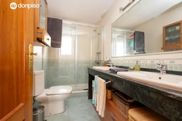 ESPECTACULAR VIVIENDA ADOSADA DE 4 DORMITORIOS CON SÓTANO, TERRAZAS Y PATIO EN GRANADA — 12
