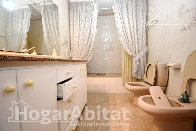 ESPACIOSA CASA CON LOCAL COMERCIAL, DOS TERRAZAS Y BALCÓN — 42