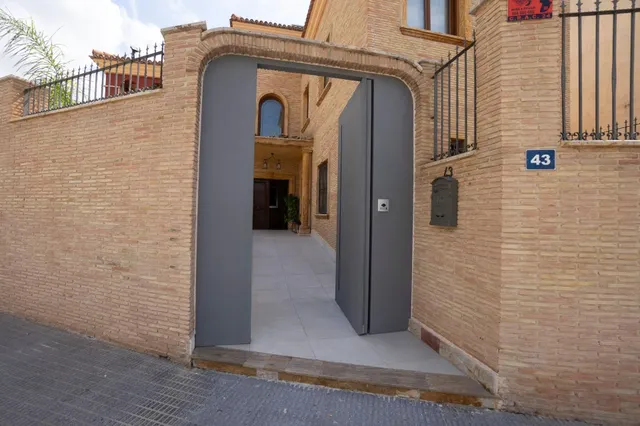 Impresionante villa de 620 metros con piscina, sotano, bodega y GYM!!! — 23