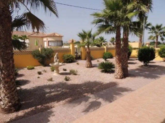 CHALET DE LUJO CON MUY BUENA ORIENTACION EN LUGAR MUY TRANQUILO — 9