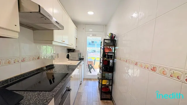 A 50 metros de la playa, Piso impecable con terraza, vistas , parking, trastero y piscina — 16