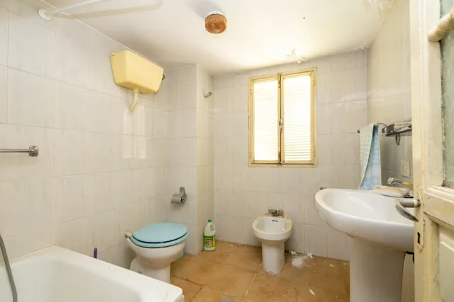 Casa para reformar en el centro de Lanjarón con gran potencial de inversión — 28