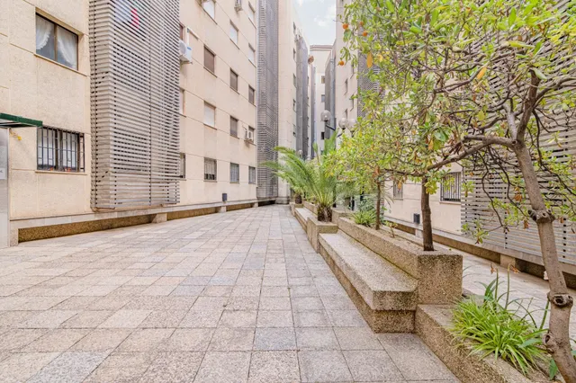 Amplio piso situado en el emblemático Edificio Presidente en - foto 2
