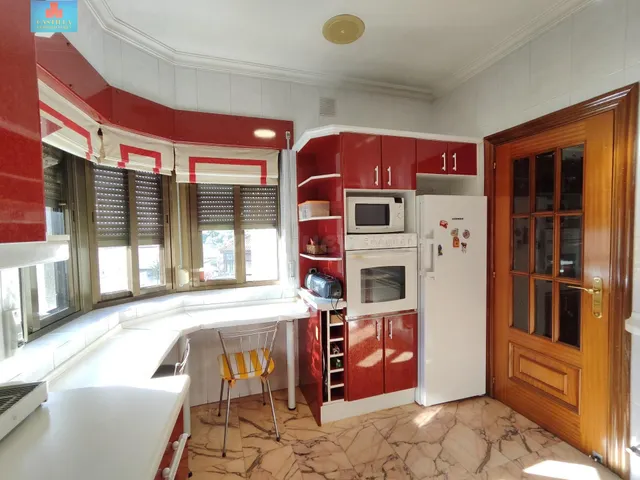 ESPECTACULAR CHALET DE 360M2 CON VISTAS A LAS MURALLAS DE ÁV - foto 4