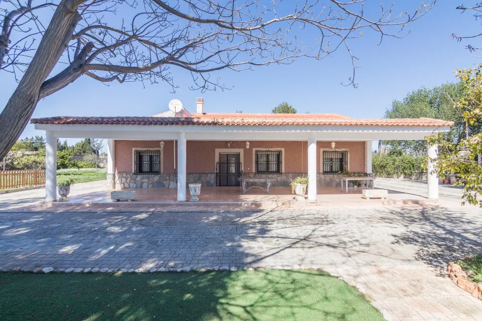 ¡chalet con piscina y gran parcela en Redován!