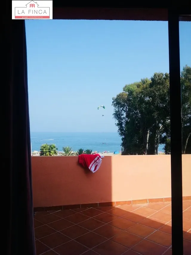 Increíble apartamento frente a la playa con parking, piscina y zona de spa — 18