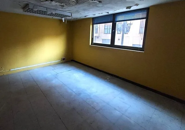 Se vende local de dos plantas en Oviedo — 13