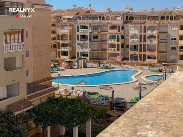 ¡Oferta Especial! Amplio apartamento con 3 dormitorios + gran terraza y vistas a la piscina comunitaria + Garaje incluido en el precio — 9