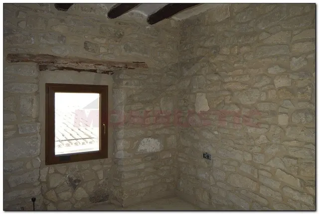 CASA DE PIEDRA ESQUINERA DE 257 M2 PRCTICAMNTE REFORMADA DE PIEDRA, 3 DORMITORIOS SUITES. — 27