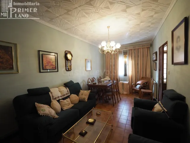 Amplia Casa en Tomelloso con Acceso a Dos Calles por solo €1 - foto 2