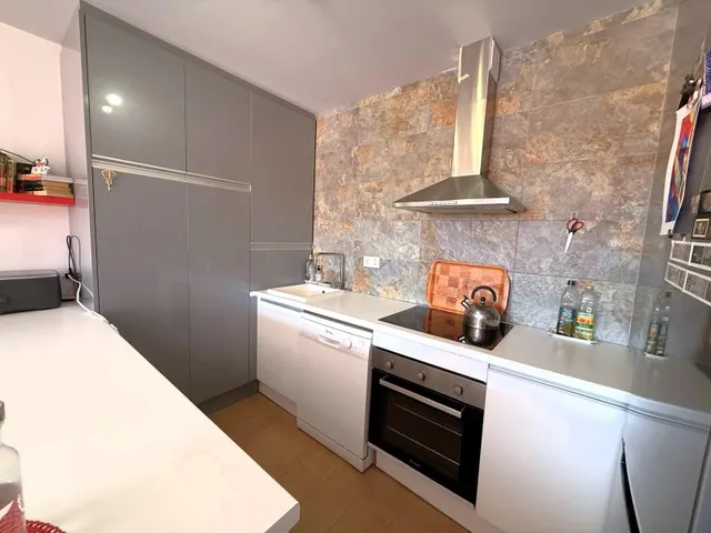 Planta baja moderna (aprox. 63 m2) con 2 dormitorios, 2 baños y amplia terraza/jardín. Gran zona de piscina, cerca del La Zenia Boulevard, ¡y a 15 minutos a pie de la Playa de La Zenia! — 19