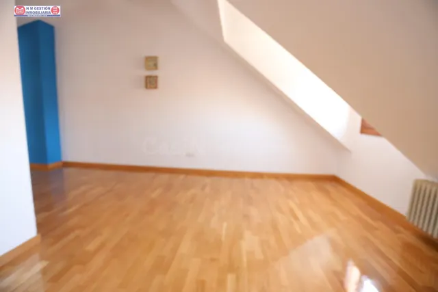 Ático de un dormitorio con aire acondicionado calefacción por  gas, baño y aseo, terraza exterior y plaza de garaje. — 4