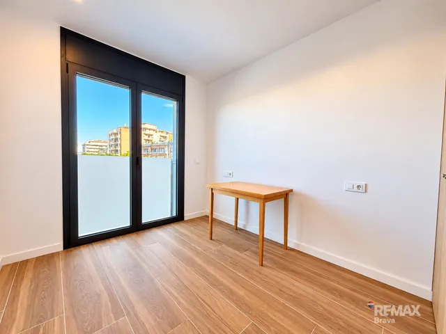 Magnífico piso a estrenar con terraza, piscina y garaje en el centro de Roses. — 10