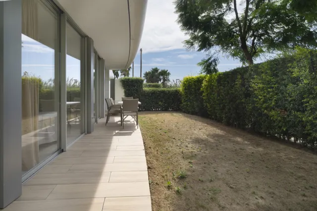 Apartamento de 2 dormitorios con vistas al mar en Estepona — 26