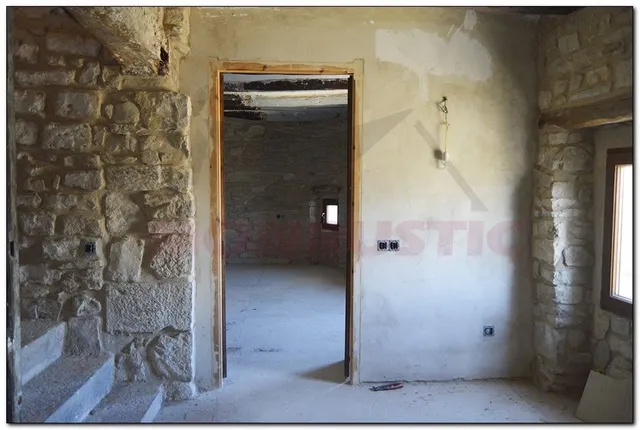 CASA DE PIEDRA ESQUINERA DE 257 M2 PRCTICAMNTE REFORMADA DE PIEDRA, 3 DORMITORIOS SUITES. — 31