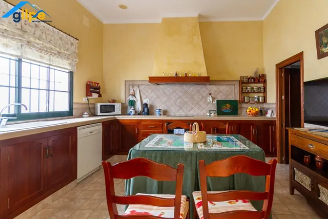 MARAVILLOSA CASA ADOSADA EN UNA ZONA CÉNTRICA DE MARCHENA — 3