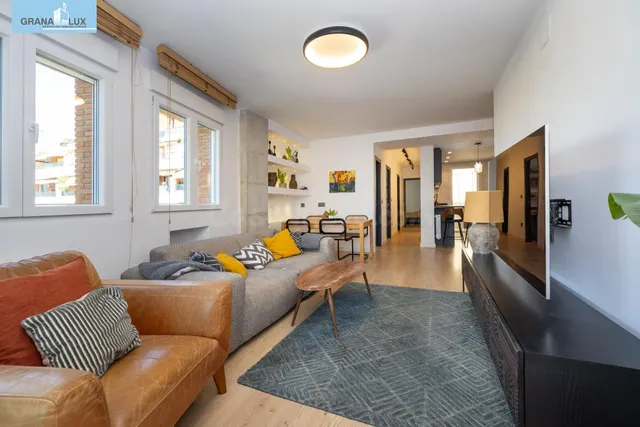 Exclusivo piso con terraza y vistas despejadas en El Serrallo. — 2