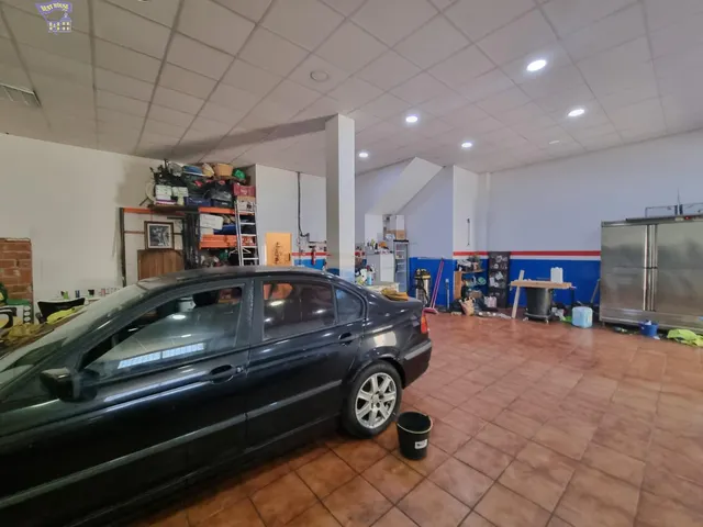 SE VENDE LOCAL COMERCIAL EN ZONA FUENTE DEL RÍO — 8