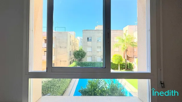 A 50 metros de la playa, Piso impecable con terraza, vistas , parking, trastero y piscina — 31