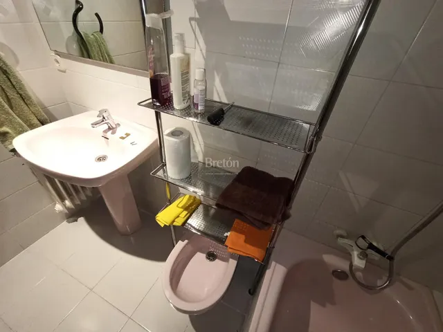 Interesante piso, incluye plaza de garaje, Sector Universidad. — 30