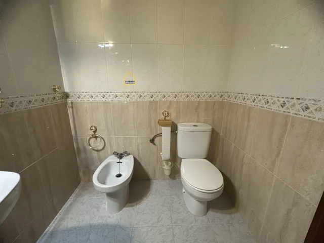 Piso de 4 dormitorios, patio y garaje a la venta en Cervantes — 19