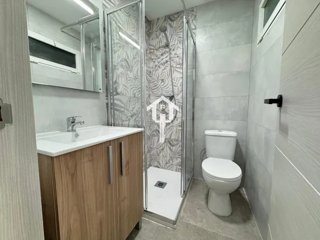 Inmoparadise les ofrece espectacular vivienda en venta en Alicante centro, el edificio los representantes . 120m2, 3 dormitorios, dos baños,reformada. — 25